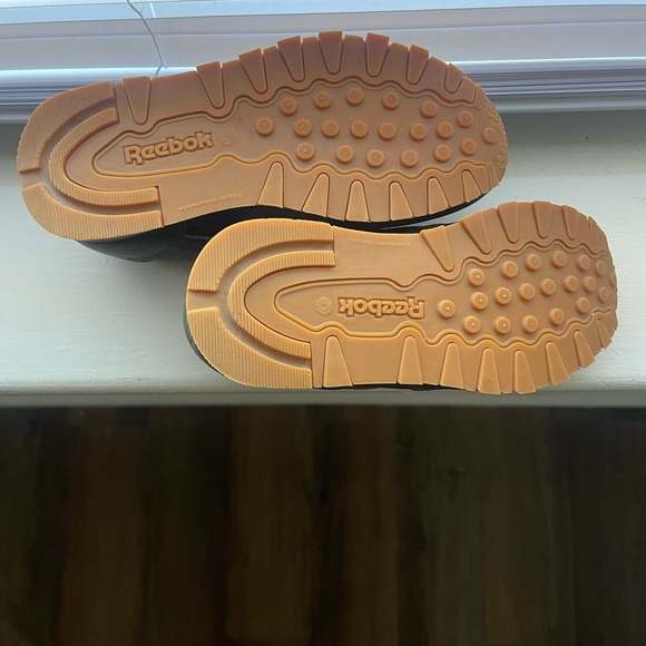 Youth reeboks size 1 50 or best offer - Picture 4 of 5